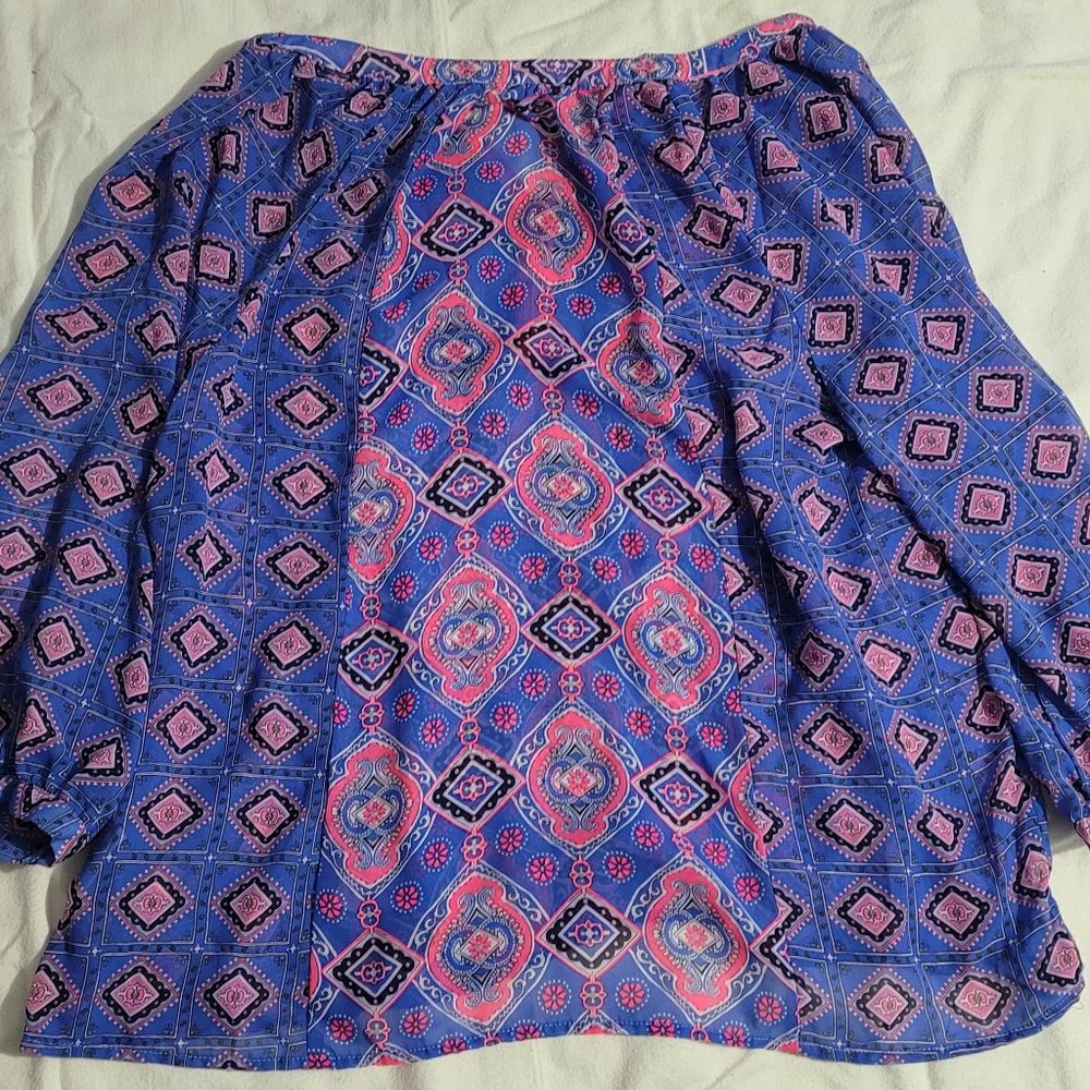 Old navy sheer blouse in a size medium. - Picture 2 of 4